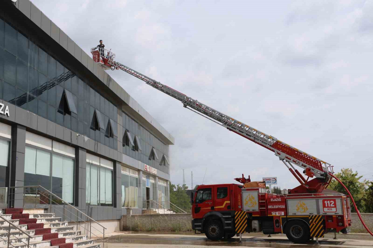 Elazığ’da iş yerinde çıkan yangın söndürüldü