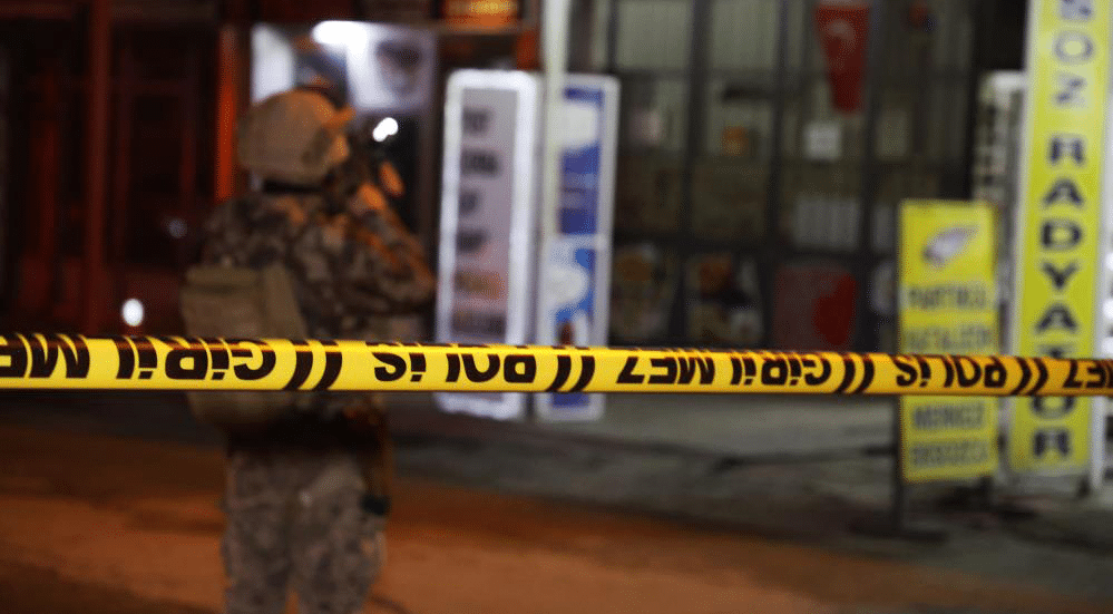 Elazığ'da Başına Silah Dayayan Şahıs 48 bin TL'lik Zarar Verdi: 7 Saattir Polise Direniyor!