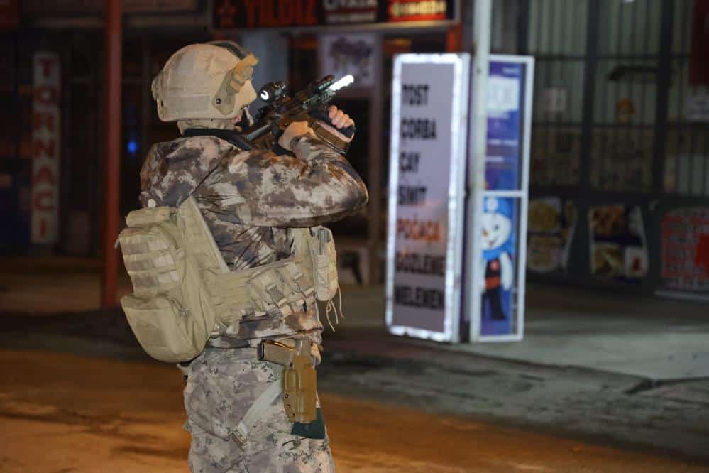 Elazığ'da Başına Silah Dayayan Şahıs 48 bin TL'lik Zarar Verdi: 7 Saattir Polise Direniyor!