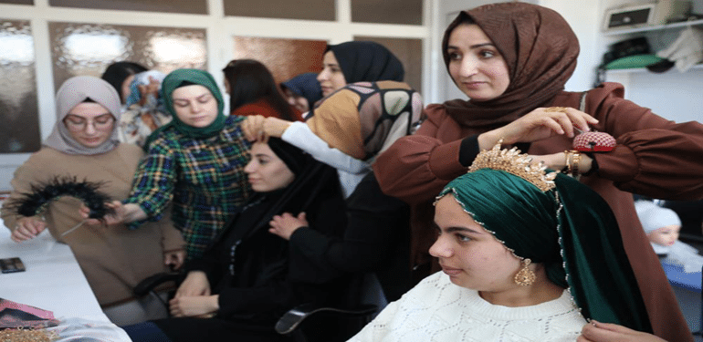 Elazığ’da Kadınlar Hayallerini Gerçekleştirmek İçin Kuaförlük Kurslarında Ter Döküyor