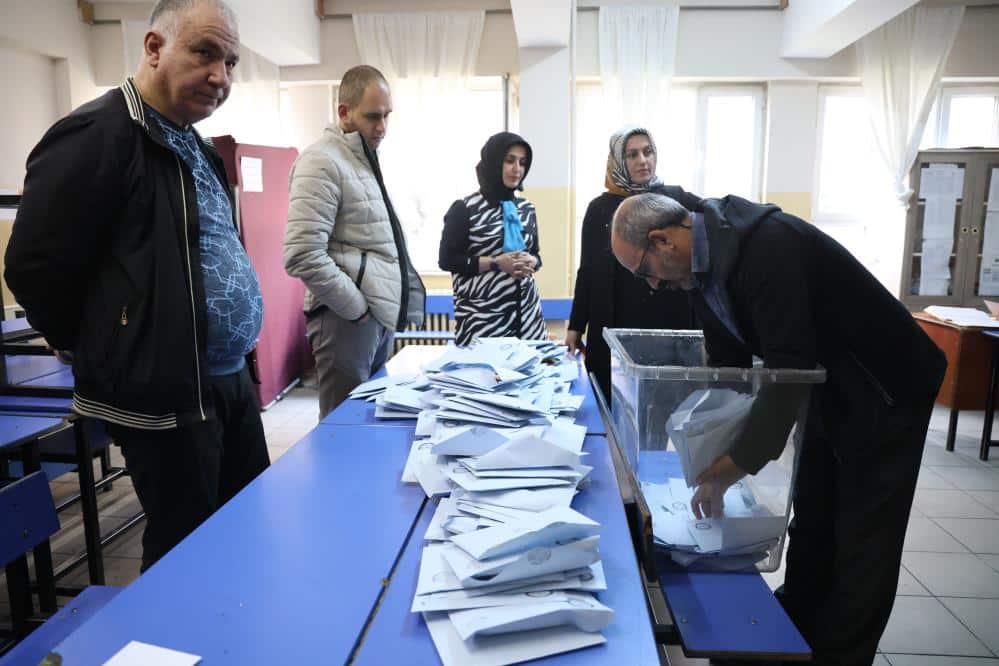 Elazığ'da Oy Verme İşlemi Tamamlandı Sandıklar Açıldı, Sayıma Geçildi!-1