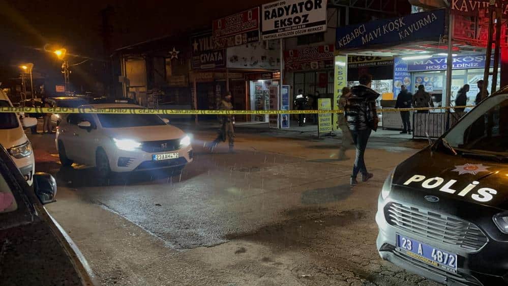 Elazığ’da Polis Aracına Çarpan Şahıs Başına Silah Dayadı: İkna Çalışmaları Sürüyor!