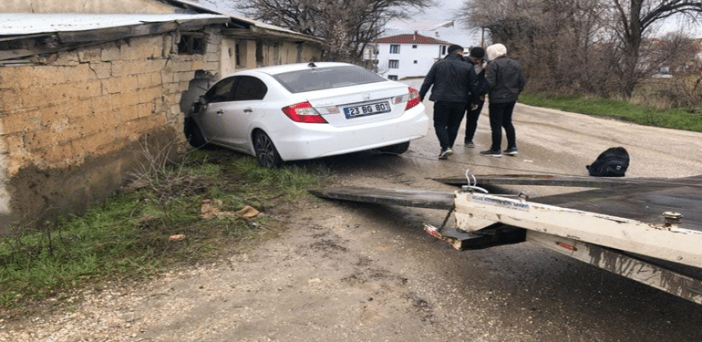 Elazığ'da Sürücüsünün Kontrolünden Çıkan Araç Evin Duvarına Çarptı