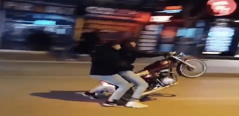 Elazığ'da Tehlikeli Motosiklet Tek Teker Üstünde Akılalmaz Tehlike Saçtı!