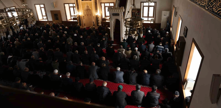 Elazığlılar Ramazan'ın İlk Cuma Günü Camileri Doldurdu