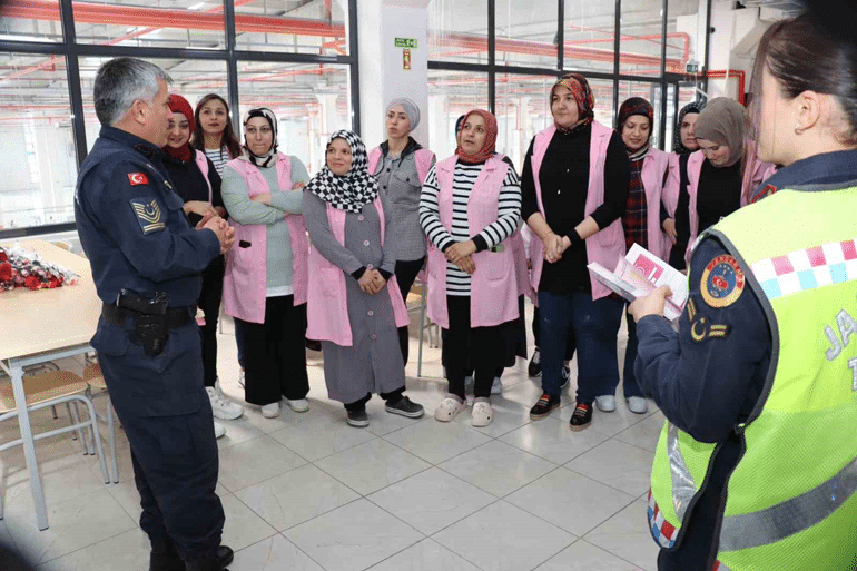 Elazığ İl Jandarma Komutanlığı ekipleri, Organize Sanayi Bölgesinde çalışan kadınların 8 Mart Dünya Kadınlar Günü'nü coşkuyla kutladı.