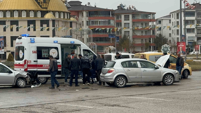 Elazığ Ataşehir de trafik kazası: 2 Yaralı