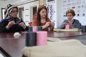 Elazığlı Kadınların El Emeği Göz Nuru Çantaları Dünya Genelinde Sergileniyor