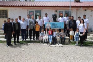 Fırat Üniversitesi Öğrencileri Tadım Köyü İlkokulunu Onarıp Boyadı