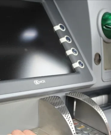 ATM'lerde Yeni Dönem Başlıyor! Para Çekme Limitleri Değişti: İşte 2026 Tarifesi!