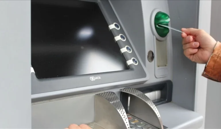 ATM'lerde Yeni Dönem Başlıyor! Para Çekme Limitleri Değişti: İşte 2026 Tarifesi!