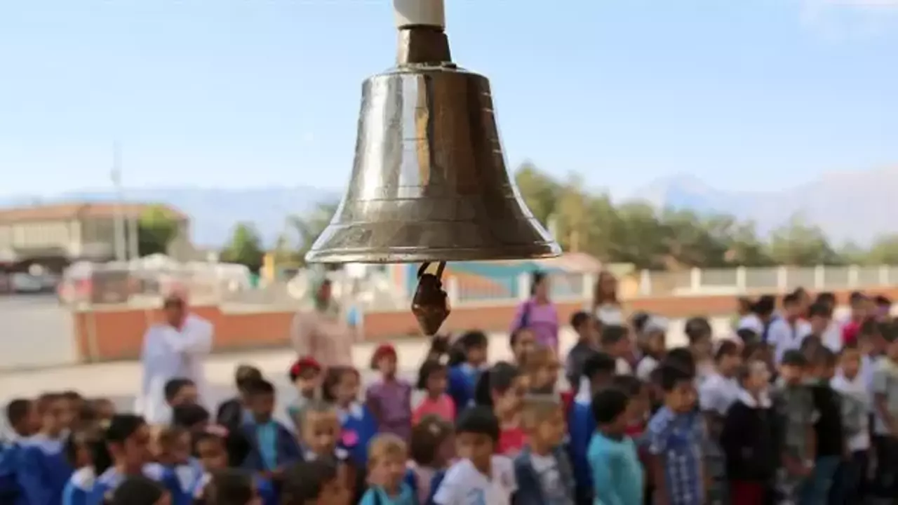 Öğrencilere Kötü Haber Kapıda! Ara Tatil Kalkıyor mu? Bakan Tekin Son Noktayı Koydu!