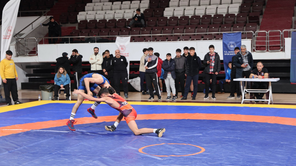Elazığ'da Düzenlenen Güreş Müsabakasına 16 İlden 270 Genç Sporcu Katıldı!