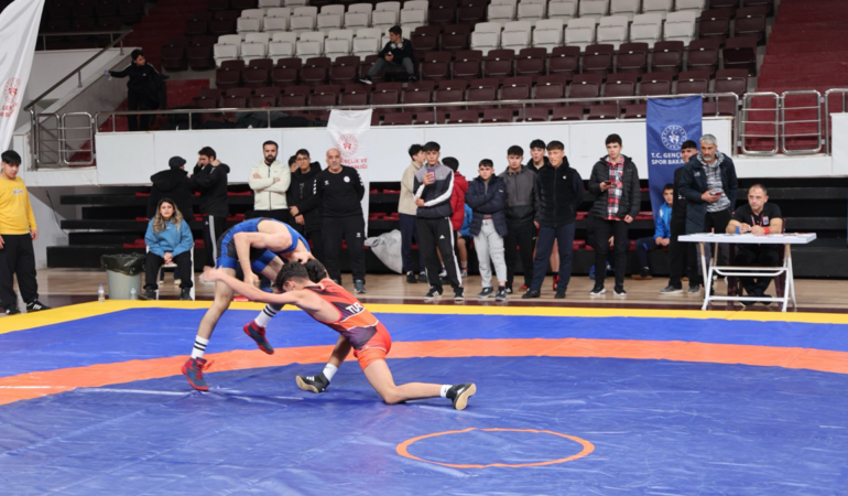 Elazığ'da Düzenlenen Güreş Müsabakasına 16 İlden 270 Genç Sporcu Katıldı!