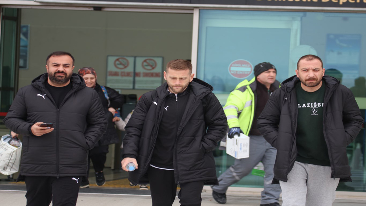 Beyoğlu Yeni Çarşı Deplasmanı İçin Elazığspor 21 Futbolcuyla İstanbul'da!