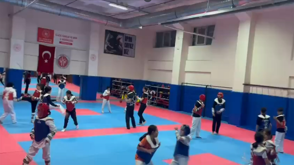 Elazığ Gençlik Spor Salonları Gençlerin İsteğiyle Konser Alanına Döndü!