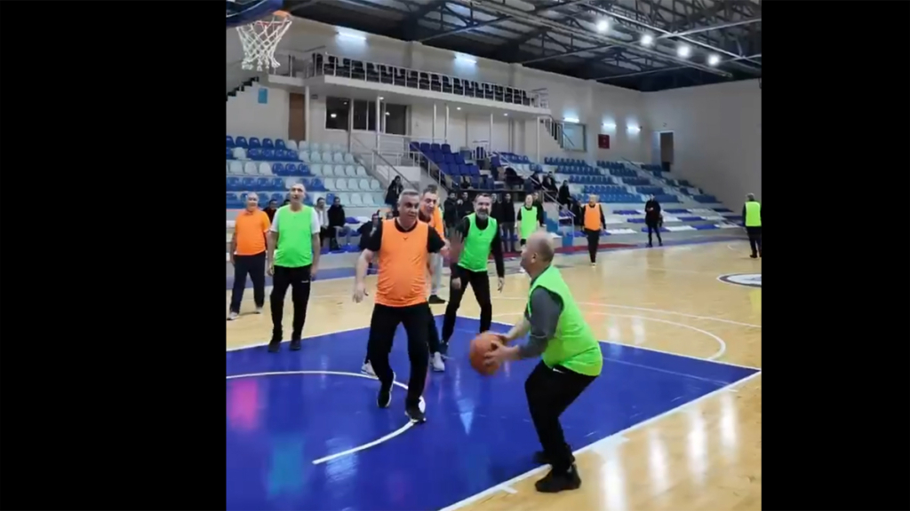 Elazığ Protokolü Takım Elbiseleri Çıkartıp, Formaları Giydiler!