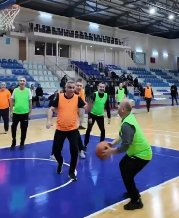 Elazığ Protokolü Takım Elbiseleri Çıkartıp, Formaları Giydiler!