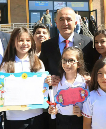 Elazığ Valisi Hatipoğlu’ndan Öğrencilere Yarıyıl Mesajı: "Karneleriniz Azminizin Yansımasıdır"