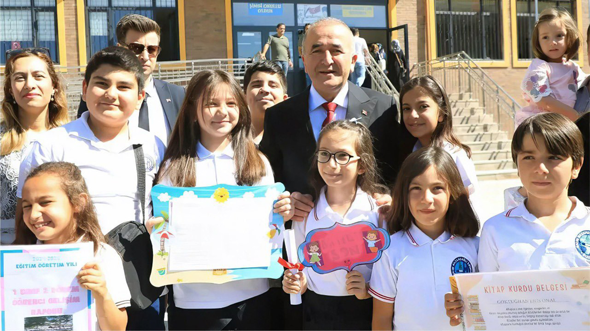 Elazığ Valisi Hatipoğlu’ndan Öğrencilere Yarıyıl Mesajı: "Karneleriniz Azminizin Yansımasıdır"
