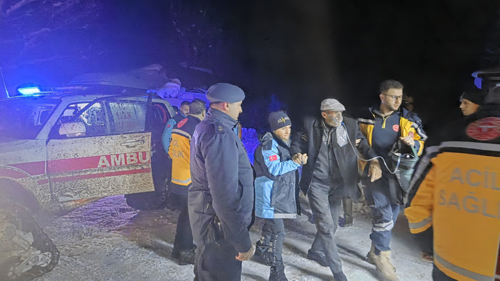 Elazığ'da Jandarma ve Sağlık Ekipleri KOAH Hastası İçin Karlı Dağları Aştı!