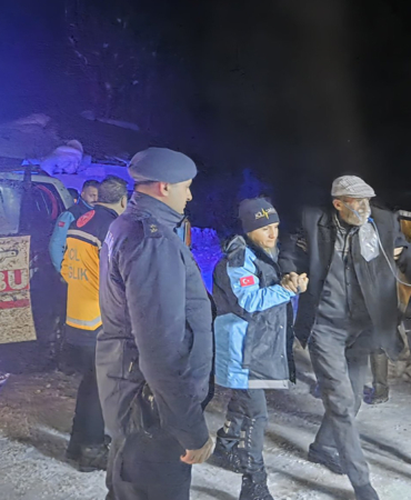 Elazığ'da Jandarma ve Sağlık Ekipleri KOAH Hastası İçin Karlı Dağları Aştı!