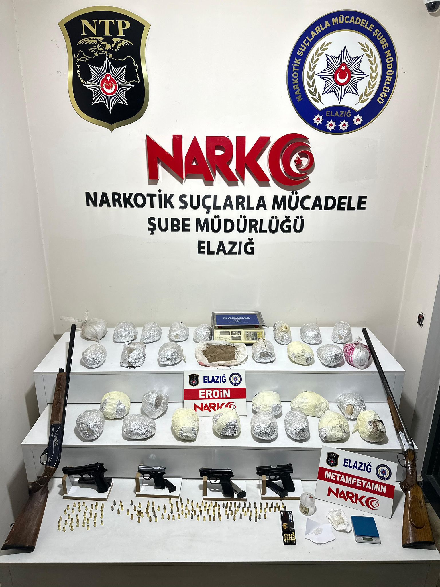 Elazığ’da Zehir Tacirlerine Operasyon: 30 Kilo Eroin ve Cephanelik Silah Ele Geçirildi!