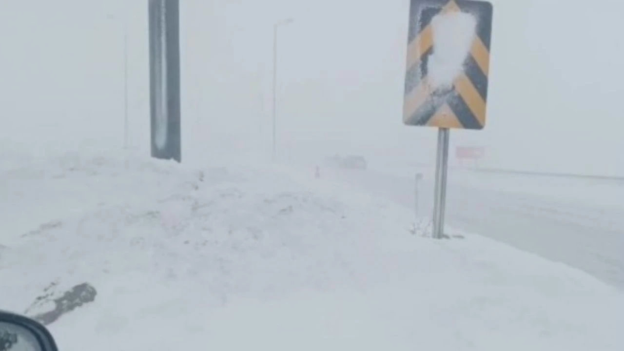 Elazığ'da kar hayatı durdurdu: 546 köy yolunun 536'sı ulaşıma kapandı!