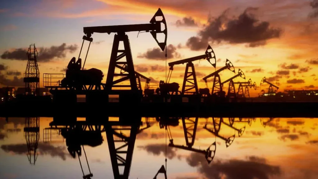 Petrol fiyatları 2026'ya sert düşüşle başladı: Venezuela saldırısı ve arz fazlası endişesi Brent'i vurdu!