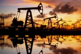 Petrol fiyatları 2026'ya sert düşüşle başladı: Venezuela saldırısı ve arz fazlası endişesi Brent'i vurdu!