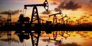 Petrol fiyatları 2026'ya sert düşüşle başladı: Venezuela saldırısı ve arz fazlası endişesi Brent'i vurdu!