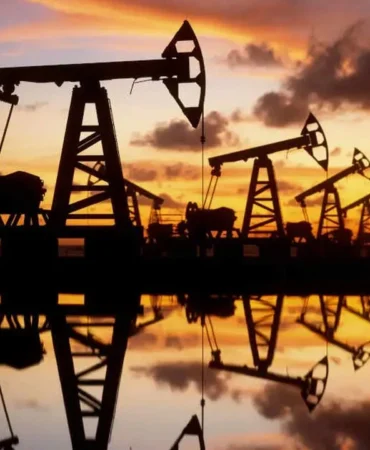 Petrol fiyatları 2026'ya sert düşüşle başladı: Venezuela saldırısı ve arz fazlası endişesi Brent'i vurdu!