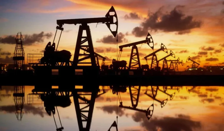 Petrol fiyatları 2026'ya sert düşüşle başladı: Venezuela saldırısı ve arz fazlası endişesi Brent'i vurdu!